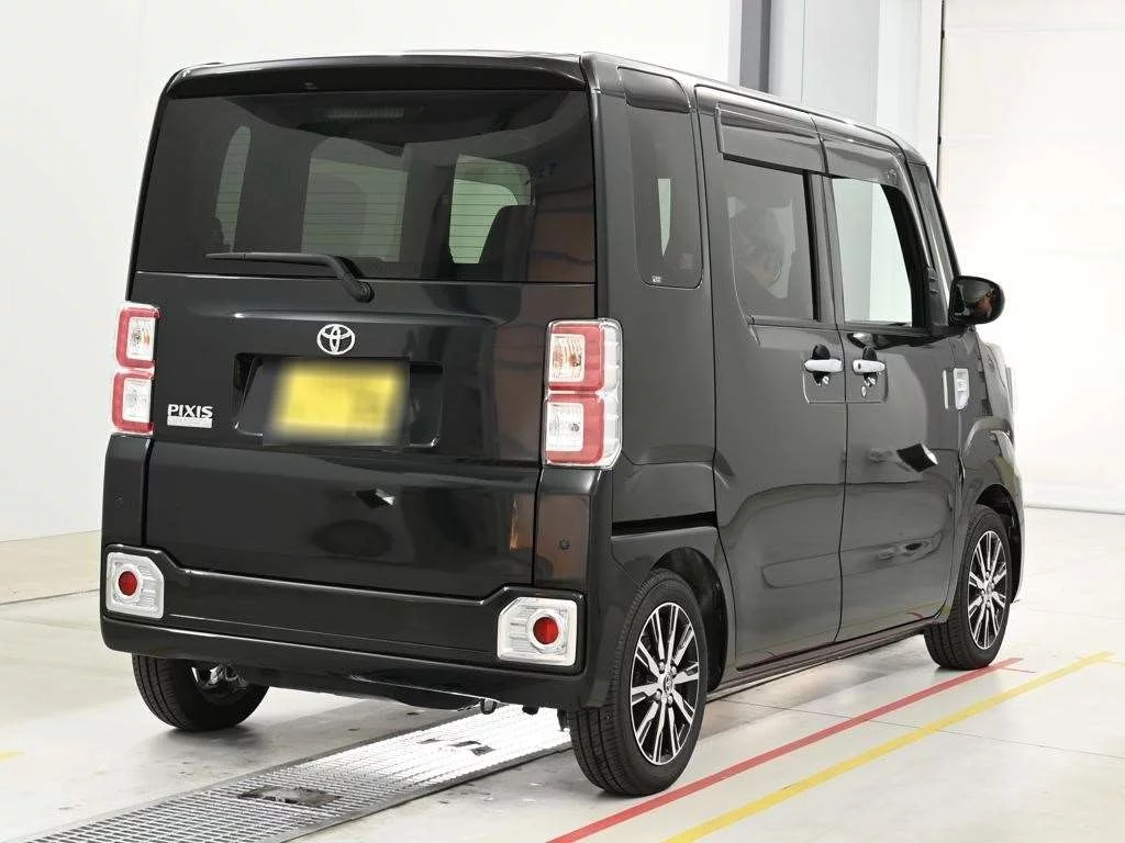 Toyota Pixis Mega LA700A 2022